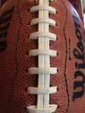 Κλείστε επάνω ενός ποδοσφαίρου NFL στοκ φωτογραφία με δικαίωμα ελεύθερης χρήσης Κλείστε επάνω ενός ποδοσφαίρου NFL στοκ φωτογραφία με δικαίωμα ελεύθερης χρήσης