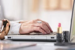 Κλείστε επάνω της γυναίκας του χεριού μόδας blogger εργαζόμενος σε ένα δημιουργικό W στοκ εικόνες με δικαίωμα ελεύθερης χρήσης Κλείστε επάνω της γυναίκας του χεριού μόδας blogger εργαζόμενος σε ένα δημιουργικό W στοκ εικόνες με δικαίωμα ελεύθερης χρήσης