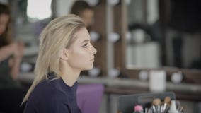 Κλείστε επάνω της διαδικασίας σύνθεσης νέων κοριτσιών ` s στο κατάστημα ομορφιάς Νέο visagiste που εφαρμόζει τη σκιά ματιών στο π απόθεμα βίντεο Κλείστε επάνω της διαδικασίας σύνθεσης νέων κοριτσιών ` s στο κατάστημα ομορφιάς Νέο visagiste που εφαρμόζει τη σκιά ματιών στο π απόθεμα βίντεο
