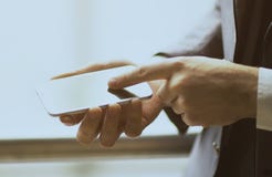 Κλείστε επάνω το άτομο χρησιμοποιώντας το κινητό έξυπνο τηλέφωνο υπαίθριο Στοκ φωτογραφία με δικαίωμα ελεύθερης χρήσης Κλείστε επάνω το άτομο χρησιμοποιώντας το κινητό έξυπνο τηλέφωνο υπαίθριο Στοκ φωτογραφία με δικαίωμα ελεύθερης χρήσης