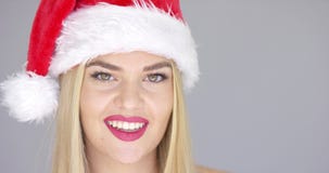 Κλείστε επάνω το πορτρέτο του όμορφου ξανθού κοριτσιού στο καπέλο Άγιου Βασίλη απόθεμα βίντεο Κλείστε επάνω το πορτρέτο του όμορφου ξανθού κοριτσιού στο καπέλο Άγιου Βασίλη απόθεμα βίντεο