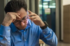 Κλείστε επάνω του καταθλιπτικού και ματαιωμένου επιχειρηματία στο τηλέφωνο κακές ειδήσεις Ανησυχημένος νέος επιχειρηματίας Στοκ Φωτογραφίες Κλείστε επάνω του καταθλιπτικού και ματαιωμένου επιχειρηματία στο τηλέφωνο κακές ειδήσεις Ανησυχημένος νέος επιχειρηματίας Στοκ Φωτογραφίες