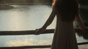 Κλείστε επάνω του όμορφου νέου κοριτσιού brunette με τον ήλιο στην τρίχα της Η νέα δασική νύμφη που στέκεται στην αποβάθρα και απ απόθεμα βίντεο Κλείστε επάνω του όμορφου νέου κοριτσιού brunette με τον ήλιο στην τρίχα της Η νέα δασική νύμφη που στέκεται στην αποβάθρα και απ απόθεμα βίντεο
