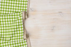 Κλωστοϋφαντουργικό προϊόν τραπεζομάντιλων στο λευκαμένο ξύλινο υπόβαθρο στοκ εικόνα με δικαίωμα ελεύθερης χρήσης Κλωστοϋφαντουργικό προϊόν τραπεζομάντιλων στο λευκαμένο ξύλινο υπόβαθρο στοκ εικόνα με δικαίωμα ελεύθερης χρήσης