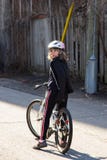 Κάθετος πυροβολισμός του όμορφου μικρού κοριτσιού με τη σκοτεινή ξανθ στοκ εικόνες με δικαίωμα ελεύθερης χρήσης Κάθετος πυροβολισμός του όμορφου μικρού κοριτσιού με τη σκοτεινή ξανθ στοκ εικόνες με δικαίωμα ελεύθερης χρήσης