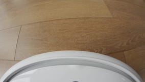 Κάμερα σε μια ηλεκτρική σκούπα ρομπότ στην παρουσίαση καθαρότερης μετακίνησης ` s στην προοπτική πρώτος-προσώπων απόθεμα βίντεο Κάμερα σε μια ηλεκτρική σκούπα ρομπότ στην παρουσίαση καθαρότερης μετακίνησης ` s στην προοπτική πρώτος-προσώπων απόθεμα βίντεο