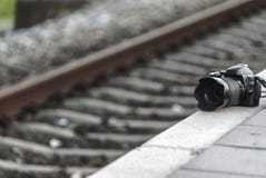 Κάμερα φωτογραφιών κοντά σε έναν σιδηρόδρομο στοκ εικόνα Κάμερα φωτογραφιών κοντά σε έναν σιδηρόδρομο στοκ εικόνα