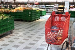 κάρρο αγορών στο τμήμα φρούτων και λαχανικών μιας υπεραγοράς στοκ εικόνες με δικαίωμα ελεύθερης χρήσης κάρρο αγορών στο τμήμα φρούτων και λαχανικών μιας υπεραγοράς στοκ εικόνες με δικαίωμα ελεύθερης χρήσης