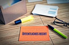 Κάρτες δεικτών με τα νομικά θέματα με τα γυαλιά, τη μάνδρα και το μπαμπού με τις γερμανικές λέξεις Ã-ã-ffentliches Recht αγγλικό στοκ φωτογραφία με δικαίωμα ελεύθερης χρήσης Κάρτες δεικτών με τα νομικά θέματα με τα γυαλιά, τη μάνδρα και το μπαμπού με τις γερμανικές λέξεις Ã-ã-ffentliches Recht αγγλικό στοκ φωτογραφία με δικαίωμα ελεύθερης χρήσης