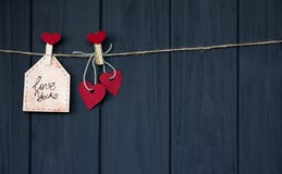 Κάρτες με το φυσικό σκοινί καρδιών βαλεντίνων ` s αγάπης επιθυμιών και τις κόκκινες καρφίτσες που κρεμούν στο αγροτικό υπόβαθρο σ στοκ εικόνα με δικαίωμα ελεύθερης χρήσης Κάρτες με το φυσικό σκοινί καρδιών βαλεντίνων ` s αγάπης επιθυμιών και τις κόκκινες καρφίτσες που κρεμούν στο αγροτικό υπόβαθρο σ στοκ εικόνα με δικαίωμα ελεύθερης χρήσης