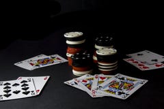 Κάρτες πόκερ και σωροί, μέρος των τσιπ πέρα από το Μαύρο Όλοι μέσα, τέσσερα στοκ φωτογραφίες Κάρτες πόκερ και σωροί, μέρος των τσιπ πέρα από το Μαύρο Όλοι μέσα, τέσσερα στοκ φωτογραφίες