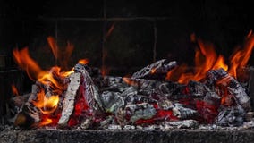 Κάψιμο πυρκαγιάς σε μια σχάρα τούβλου φιλμ μικρού μήκους Κάψιμο πυρκαγιάς σε μια σχάρα τούβλου φιλμ μικρού μήκους