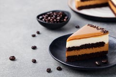 Κέικ καραμέλας, mousse επιδόρπιο σε ένα διάστημα αντιγράφων πιάτων στοκ εικόνες Κέικ καραμέλας, mousse επιδόρπιο σε ένα διάστημα αντιγράφων πιάτων στοκ εικόνες