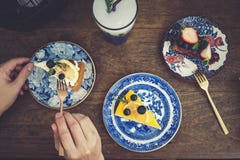 Κέικ Κομμάτια των φετών κέικ στις διαφορετικές γεύσεις όπως οι άλκες σοκολάτας βακκινίων, cheesecake λεμονιών και το κέικ καρότων στοκ εικόνα Κέικ Κομμάτια των φετών κέικ στις διαφορετικές γεύσεις όπως οι άλκες σοκολάτας βακκινίων, cheesecake λεμονιών και το κέικ καρότων στοκ εικόνα