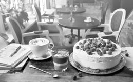 Κέικ με τα σμέουρα, τον καφέ latte, το επιδόρπιο φραουλών και το βιβλίο στοκ εικόνα Κέικ με τα σμέουρα, τον καφέ latte, το επιδόρπιο φραουλών και το βιβλίο στοκ εικόνα