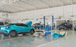 Κέντρο υπηρεσιών επισκευής αυτοκινήτων με την αυτοκινητική επισκευή συντήρησης στοκ φωτογραφία με δικαίωμα ελεύθερης χρήσης Κέντρο υπηρεσιών επισκευής αυτοκινήτων με την αυτοκινητική επισκευή συντήρησης στοκ φωτογραφία με δικαίωμα ελεύθερης χρήσης