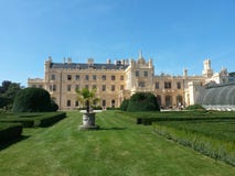 Κήπος Lednice του Castle στην ηλιόλουστη ημέρα με το κάστρο και θερμοκήπιο στο υπόβαθρο στοκ εικόνα Κήπος Lednice του Castle στην ηλιόλουστη ημέρα με το κάστρο και θερμοκήπιο στο υπόβαθρο στοκ εικόνα