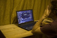 Κίεβο, Ουκρανία 05 12 2019: κορίτσι που παίζει το σε απευθείας σύνδεση πόκερ για το επεξηγηματικό κύριο άρθρο lap-top στοκ φωτογραφίες Κίεβο, Ουκρανία 05 12 2019: κορίτσι που παίζει το σε απευθείας σύνδεση πόκερ για το επεξηγηματικό κύριο άρθρο lap-top στοκ φωτογραφίες