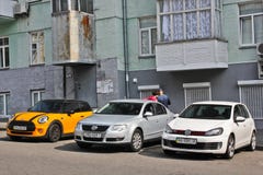Κίεβο, Ουκρανία - 2 Σεπτεμβρίου 2017: Σταθμευμένα αυτοκίνητα στην οδό της παλαιάς πόλης του Κίεβου στοκ φωτογραφίες με δικαίωμα ελεύθερης χρήσης Κίεβο, Ουκρανία - 2 Σεπτεμβρίου 2017: Σταθμευμένα αυτοκίνητα στην οδό της παλαιάς πόλης του Κίεβου στοκ φωτογραφίες με δικαίωμα ελεύθερης χρήσης