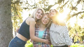 κίνηση αργή Οι καλύτεροι φίλοι ξοδεύουν το χρόνο από κοινού οι φίλες χαίρονται και είναι ευτυχείς από κοινού φιλμ μικρού μήκους κίνηση αργή Οι καλύτεροι φίλοι ξοδεύουν το χρόνο από κοινού οι φίλες χαίρονται και είναι ευτυχείς από κοινού φιλμ μικρού μήκους