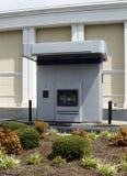 Κίνηση-επάνω στη μηχανή του ATM εκτός από μια τράπεζα στοκ εικόνες Κίνηση-επάνω στη μηχανή του ATM εκτός από μια τράπεζα στοκ εικόνες