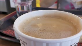 Κίνηση θαμπάδων της γυναίκας που τρώει τα τρόφιμα στο εστιατόριο γρήγορου φαγητού της Burger King απόθεμα βίντεο Κίνηση θαμπάδων της γυναίκας που τρώει τα τρόφιμα στο εστιατόριο γρήγορου φαγητού της Burger King απόθεμα βίντεο