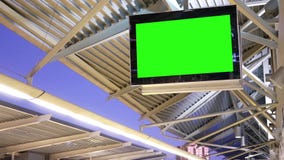 Κίνηση της πράσινης TV οθόνης επίδειξης στην πλατφόρμα Κίνηση της πράσινης TV οθόνης επίδειξης στην πλατφόρμα