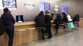 Κίνηση των ανθρώπων που έχουν κάποια υπηρεσία στο φραγμό μεγαλοφυίας μέσα στο κατάστημα της Apple Κίνηση των ανθρώπων που έχουν κάποια υπηρεσία στο φραγμό μεγαλοφυίας μέσα στο κατάστημα της Apple