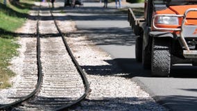 Κίνηση των ανθρώπων που περπατούν από το σιδηρόδρομο τραίνων γύρου απόθεμα βίντεο Κίνηση των ανθρώπων που περπατούν από το σιδηρόδρομο τραίνων γύρου απόθεμα βίντεο