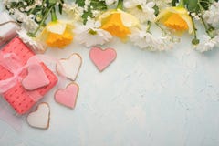 Κίτρινα daffodils με τα άσπρα crisands και ένα δώρο με τα σπιτικά μπισκότα υπό μορφή καρδιών, σε ένα ξύλινο υπόβαθρο, τοπ άποψης, στοκ εικόνες Κίτρινα daffodils με τα άσπρα crisands και ένα δώρο με τα σπιτικά μπισκότα υπό μορφή καρδιών, σε ένα ξύλινο υπόβαθρο, τοπ άποψης, στοκ εικόνες