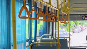 Κίτρινη κρεμώντας λαβή για τους όρθιους επιβάτες σε ένα σύγχρονο λεωφορείο Προαστιακή και αστική μεταφορά φιλμ μικρού μήκους Κίτρινη κρεμώντας λαβή για τους όρθιους επιβάτες σε ένα σύγχρονο λεωφορείο Προαστιακή και αστική μεταφορά φιλμ μικρού μήκους