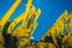 Κίτρινο backhoe με τον υδραυλικό βραχίονα εμβόλων ενάντια στο σαφή μπλε ουρανό Βαριά μηχανή για την ανασκαφή στο εργοτάξιο οικοδο στοκ φωτογραφία με δικαίωμα ελεύθερης χρήσης Κίτρινο backhoe με τον υδραυλικό βραχίονα εμβόλων ενάντια στο σαφή μπλε ουρανό Βαριά μηχανή για την ανασκαφή στο εργοτάξιο οικοδο στοκ φωτογραφία με δικαίωμα ελεύθερης χρήσης