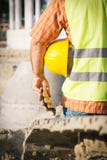 Κίτρινο Hardhat εκμετάλλευσης εργατών οικοδομών στοκ φωτογραφία Κίτρινο Hardhat εκμετάλλευσης εργατών οικοδομών στοκ φωτογραφία