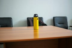 Κίτρινο αθλητικό μπουκάλι με το νερό σε έναν ξύλινο πίνακα Εκλεκτική εστίαση στοκ φωτογραφίες με δικαίωμα ελεύθερης χρήσης Κίτρινο αθλητικό μπουκάλι με το νερό σε έναν ξύλινο πίνακα Εκλεκτική εστίαση στοκ φωτογραφίες με δικαίωμα ελεύθερης χρήσης