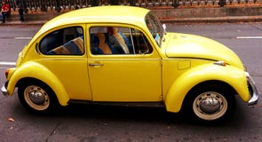 Κίτρινο παλαιό αυτοκίνητο: κάνθαρος της VOLKSWAGEN στοκ φωτογραφία με δικαίωμα ελεύθερης χρήσης Κίτρινο παλαιό αυτοκίνητο: κάνθαρος της VOLKSWAGEN στοκ φωτογραφία με δικαίωμα ελεύθερης χρήσης