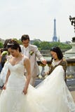 Καλές γαμήλιες εικόνες ζευγών της Ασίας σε Pont Alexandre ΙΙΙ γέφυρα στο Παρίσι Στοκ εικόνες με δικαίωμα ελεύθερης χρήσης Καλές γαμήλιες εικόνες ζευγών της Ασίας σε Pont Alexandre ΙΙΙ γέφυρα στο Παρίσι Στοκ εικόνες με δικαίωμα ελεύθερης χρήσης