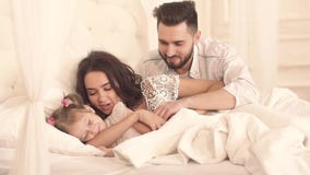 Καλή οικογένεια που βρίσκεται μαζί αγκαλιάζοντας ο ένας τον άλλον πρίν παίρνει ένα NAP φιλμ μικρού μήκους Καλή οικογένεια που βρίσκεται μαζί αγκαλιάζοντας ο ένας τον άλλον πρίν παίρνει ένα NAP φιλμ μικρού μήκους