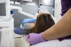 Καλλιεργημένη εικόνα του οδοντιάτρου που εξετάζει το νέο ασθενή στοκ φωτογραφία Καλλιεργημένη εικόνα του οδοντιάτρου που εξετάζει το νέο ασθενή στοκ φωτογραφία