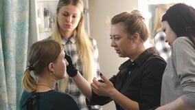 Καλλιτέχνης, σπουδαστής και πρότυπο σύνθεσης Η διαδικασία εκμάθησης Νέος ξανθός Τα φρύδια σχεδίων καλλιτεχνών σύνθεσης σε έναν όμ φιλμ μικρού μήκους Καλλιτέχνης, σπουδαστής και πρότυπο σύνθεσης Η διαδικασία εκμάθησης Νέος ξανθός Τα φρύδια σχεδίων καλλιτεχνών σύνθεσης σε έναν όμ φιλμ μικρού μήκους