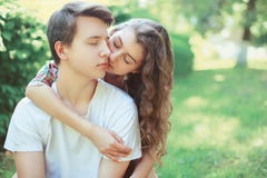 Καλοί νέοι έφηβοι ζευγών ερωτευμένοι Στοκ εικόνες με δικαίωμα ελεύθερης χρήσης Καλοί νέοι έφηβοι ζευγών ερωτευμένοι Στοκ εικόνες με δικαίωμα ελεύθερης χρήσης