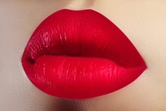 Καλλυντικά, makeup Φωτεινό κραγιόν στα χείλια Κινηματογράφηση σε πρώτο πλάνο του όμορφου θηλυκού στόματος με το κόκκινο χείλι mak στοκ εικόνα με δικαίωμα ελεύθερης χρήσης Καλλυντικά, makeup Φωτεινό κραγιόν στα χείλια Κινηματογράφηση σε πρώτο πλάνο του όμορφου θηλυκού στόματος με το κόκκινο χείλι mak στοκ εικόνα με δικαίωμα ελεύθερης χρήσης