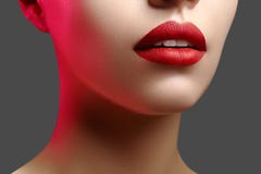 Καλλυντικά, makeup Φωτεινό κραγιόν στα χείλια Κινηματογράφηση σε πρώτο πλάνο του όμορφου θηλυκού στόματος με το κόκκινο χείλι mak στοκ φωτογραφία με δικαίωμα ελεύθερης χρήσης Καλλυντικά, makeup Φωτεινό κραγιόν στα χείλια Κινηματογράφηση σε πρώτο πλάνο του όμορφου θηλυκού στόματος με το κόκκινο χείλι mak στοκ φωτογραφία με δικαίωμα ελεύθερης χρήσης