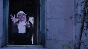 Καλόγρια Zombie διαβολική γυναίκα στο κοστούμι καλογριών που περπατά γύρω από το ναό αποκριές απόθεμα βίντεο Καλόγρια Zombie διαβολική γυναίκα στο κοστούμι καλογριών που περπατά γύρω από το ναό αποκριές απόθεμα βίντεο