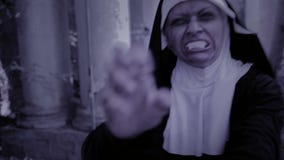Καλόγρια Zombie διαβολική γυναίκα στο κοστούμι καλογριών που περπατά γύρω από το ναό αποκριές φιλμ μικρού μήκους Καλόγρια Zombie διαβολική γυναίκα στο κοστούμι καλογριών που περπατά γύρω από το ναό αποκριές φιλμ μικρού μήκους