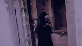 Καλόγρια Zombie διαβολική γυναίκα στο κοστούμι καλογριών που περπατά γύρω από το ναό αποκριές απόθεμα βίντεο Καλόγρια Zombie διαβολική γυναίκα στο κοστούμι καλογριών που περπατά γύρω από το ναό αποκριές απόθεμα βίντεο