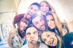 Καλύτεροι φίλοι που παίρνουν selfie και που έχουν τη διασκέδαση από κοινού Στοκ εικόνες με δικαίωμα ελεύθερης χρήσης Καλύτεροι φίλοι που παίρνουν selfie και που έχουν τη διασκέδαση από κοινού Στοκ εικόνες με δικαίωμα ελεύθερης χρήσης