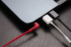 Καλώδια USB και γρύλος ακουστικών που συνδέεται με το lap-top Στοκ Εικόνες Καλώδια USB και γρύλος ακουστικών που συνδέεται με το lap-top Στοκ Εικόνες