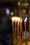 Καίγοντας κεριά εκκλησιών φωτεινή πυρκαγιά Η ατμόσφαιρα στην εκκλησία στοκ εικόνες Καίγοντας κεριά εκκλησιών φωτεινή πυρκαγιά Η ατμόσφαιρα στην εκκλησία στοκ εικόνες