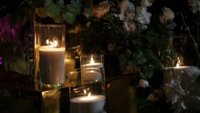 Καίγοντας κεριά στο σκοτάδι Κλείστε επάνω το τρεμούλιασμα κεριών απόθεμα βίντεο Καίγοντας κεριά στο σκοτάδι Κλείστε επάνω το τρεμούλιασμα κεριών απόθεμα βίντεο