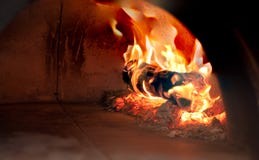 Καίγοντας ξύλο και ξυλάνθρακας κινηματογραφήσεων σε πρώτο πλάνο στη σόμπα Στοκ Εικόνες Καίγοντας ξύλο και ξυλάνθρακας κινηματογραφήσεων σε πρώτο πλάνο στη σόμπα Στοκ Εικόνες
